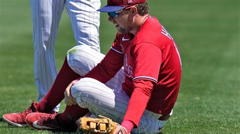 Phillies’ injured first baseman Rhys Hoskins remains a long shot to make postseason roster