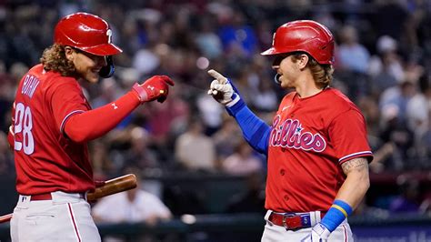 Phillies above .500 for first time since May 13, beat Diamondbacks 5-4