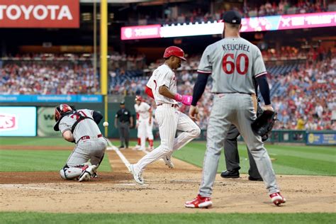 Phillies beat up on Keuchel, Twins in 13-2 rout