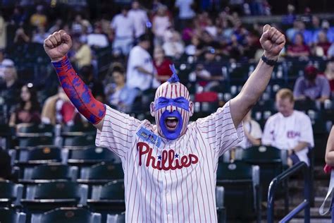 Phillies fans turn Citizens Bank Park into ‘4 hours of hell’ during Red October