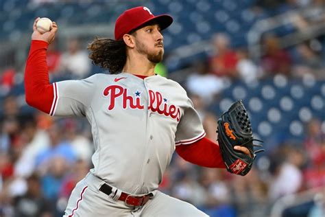 Phillies look to sweep series against the Giants