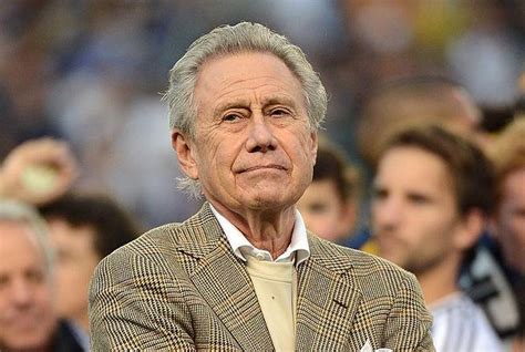 Philip Anschutz Salary. Anschutz earns an estimated salary of about $10000 to $50000 annually. Philip Anschutz graduated from Wichita High School East in 1957, and in 1961 graduated with a bachelor’s degree in business from the University of Kansas, where he was a member of the Sigma Chi Fraternity.. 