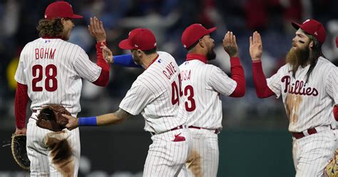 Phils overcome deficit, injury to Walker, beat Mariners 6-5