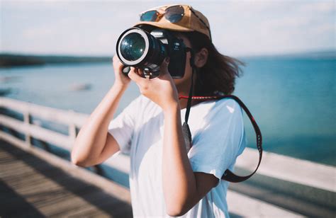Studying photography abroad includes hands-on internships, practical application of learned knowledge, the creation of a contemporary portfolio, and the acquisition of a globally recognized diploma. To enhance your career prospects and acquire current industry skills, selecting the right university is essential.. 