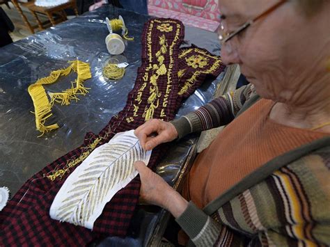 Photos: Gift for Pope Francis, handmade shawl tells story of Iraq