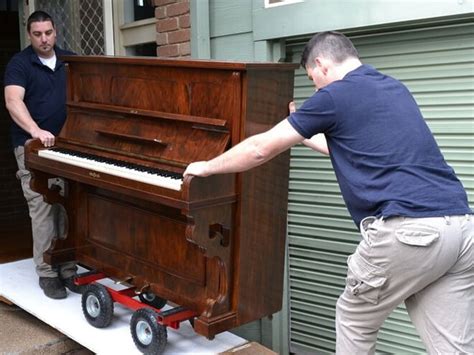 Piano movers cost. Nov 17, 2023 · The average cost to move a piano is around $400, but your total will depend on the type of piano and your living situation—tight corners and flights of stairs will complicate the move. Moving an upright piano will be more affordable—around $250—and a full grand piano will cost closer to $550. Long-distance moves will bump all of these ... 