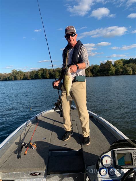 Texas Fishing Report: ... Pickwick Lake is located in southern Tennessee on the Tennessee River, Pickwick Landing Dam sits in Tennessee, but the majority of the reservoir floods Alabama and parts of Mississippi. The total surface area at full summer pool is 47,500 acres.
