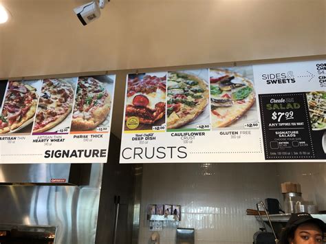 Pieology calories. How many calories are in a Pieology pizza? At Pieology, the (11.5") crust alone—whole wheat or white flour—delivers 460 calories, much like Blaze's (400) and MOD's (490). But MOD's mini (6") crust has just 210 calories. For a gluten free crust, add roughly 50 to 150 calories to your full-size pie. ... 