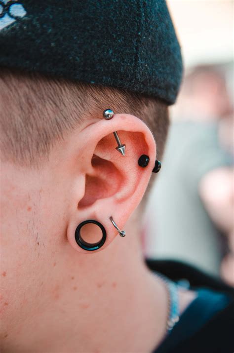 Piercing ear for guys. 7. Tragus Piercing. The tragus piercing is one of the most painful types of ear piercings. Of course, the pain is worth the stellar earrings in the most distinctive spot. It’s the inner portion of the cartilage above the ear lobe and in front of the ear canal. 