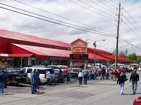 Pigeon forge red roof mall. Poutlet discount shopping - Pigeon Forge Factory Outlet Mall -- also known as the Red Roof Mall -- is a wonderful opportunity for exceptional outlet shopping when you are in the Pigeon Forge Gatlinburg or Sevierville areas. 
