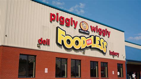 Piggly Wiggly is located at the closest intersectio