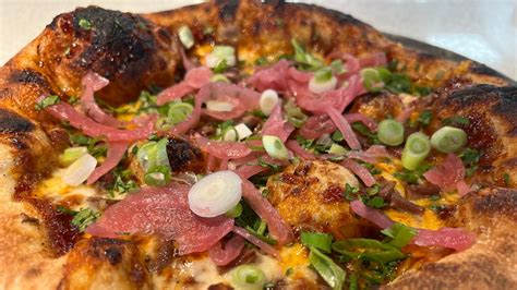 Pigzza - Pizza [pica] je velký kruhový plát světlého chlebového těsta, nahoře s náplní vyrobenou nejčastěji z rajčat, sýra a dalších rozdílných ingrediencí (v závislosti na druhu pizzy).Peče se v peci nebo troubě. Původem pochází z Itálie, ale stala se oblíbeným jídlem po celém světě. Restaurace, ve kterých se pizza připravuje, se nazývají pizzerie.