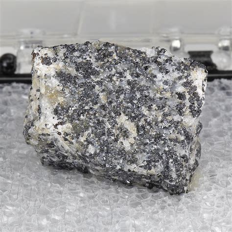 Pinakiolite. Yuanfuliite crystals, ideally MgFe3+O(BO3), i.e. the Fe3+ analogue of warwickite Mg1..5 Ti0.5O(BO3), have been found in ultramafic rocks of Precambrian age in Inglefield Land (North-West Greenland). 