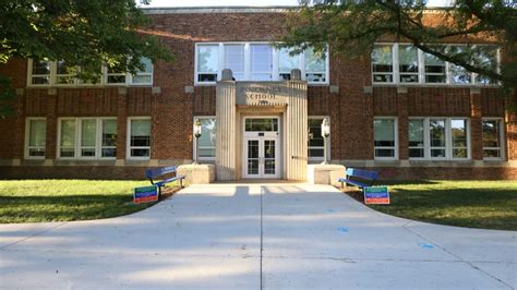 Post updated at 8:04 p.m. Wednesday, March 1: . The Lawrence school district’s Boundary Advisory Committee on Wednesday began discussions of possible boundary changes following the school board’s vote to advance hearings over the possible closures of Pinckney and Broken Arrow elementary schools.. 