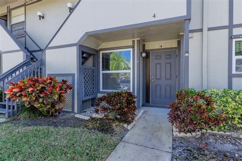 Pinecroft Condominiums, Hobe Sound, FL Real Estate