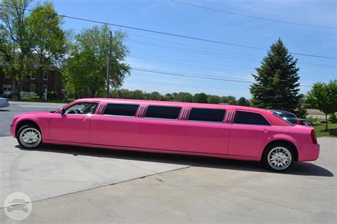 Pink limousine. Lincoln Pink Panther. Vores pink Lincoln-limousine, Pink Panther, med plads til 8 personer. Den elegante pink Lincoln har sort tag, stor flot 2-farvet hjørnesofa og en lang bar. Pris: Første time kr. 2.100,- og efterfølgende halve timer kr. 500,- pr. stk. 