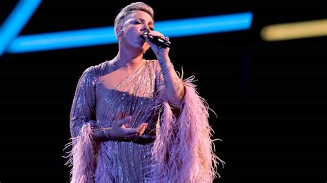 Pink performing - Hopelessly devoted to you - YouTube