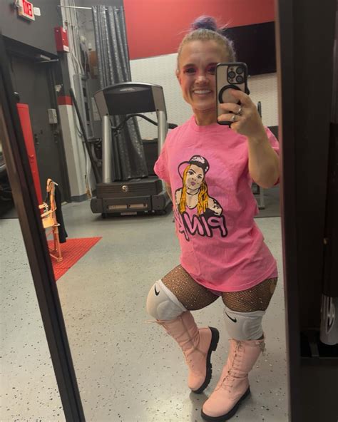 Pinky a midget.  #pinkyshortcake #syko #midgetdate #littlepeopleofamerica #sexi...