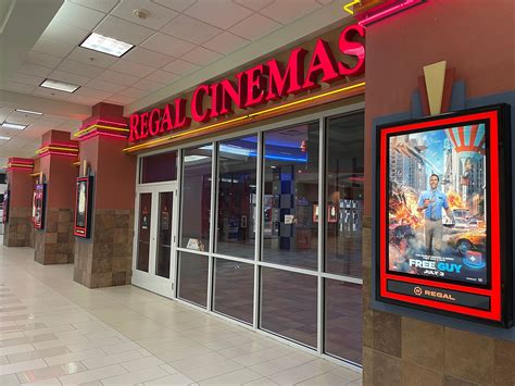The Regal Pinnacle has a nice location in the Turkey Creek shopping area. The theatre is comfortable, and the staff are friendly, prompt, hardworking, and helpful. It has a broad array of movie selections at anytime. Arrive early as seating fills quickly for popular movies.. 