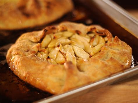 Pioneer woman apple pie. You should have 11 to 12 cups of apples. Place the apples in a large bowl, add 3/4 cup (150 grams) sugar, the flour, cinnamon, nutmeg, and salt, and toss to coat evenly. Add 1/2 cup (118 ml) cream and toss again. Lightly flour a work surface. Roll 1 portion of pastry into a 12-inch (30-cm) circle. 