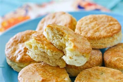 Pioneer woman biscuits. Directions. In a large skillet over medium heat, brown the sausage until cooked through, 5 to 7 minutes. Sprinkle over the flour and stir until the sausage is well coated and the flour is slightly ... 
