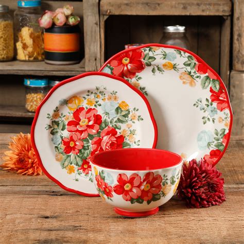 Product Description. Add casual elegance and quirky charm to your dinner table with the Pioneer Woman Vintage Bloom 12-Piece Decorated Floral Dinnerware Set. This lovely set features a colorful floral design with turquoise accents for a quaint yet sophisticated take on classic china. The 12-piece dinnerware set is dishwasher- and …. 