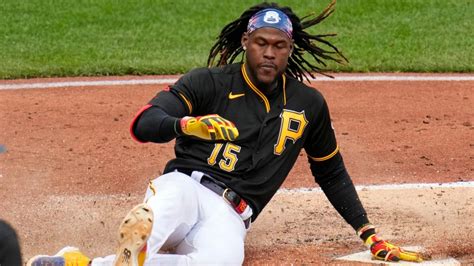 Pirates SS Oneil Cruz injured in home-plate collision