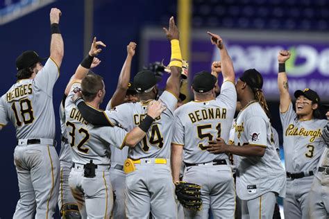 Pirates end a 10-game skid, rallying in the 9th to beat the Marlins 3-1