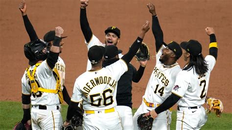 Pirates run winning streak to 6 with 2-1 victory over Reds