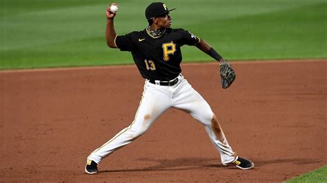 Pirates try to extend road win streak in matchup with the Cardinals