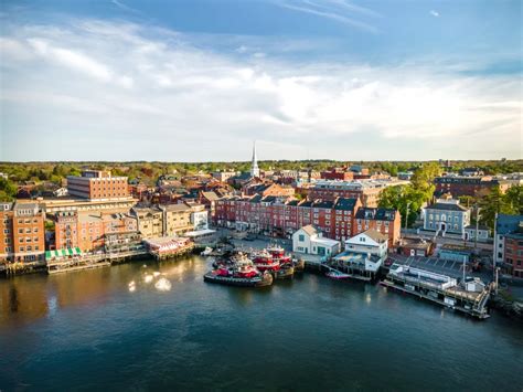 Our narrated cruises are casual, sometimes amusing and always informative. Whether discussing the birdlife of the inland waterways, the folklore of the Isles of Shoals, the ship building history of Portsmouth Harbor, or just musing on the ever changing tides of the Piscataqua, our captains always have something of interest to offer.. 