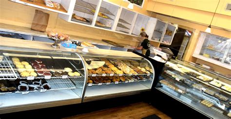 Pittsburgh bakery. Are you a fan of delicious cakes? If so, you’ve probably heard of Cake Boss Bakery and its talented owner, Buddy Valastro. Cake Boss Bakery was founded by Buddy Valastro’s father, ... 