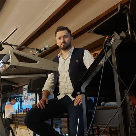 Piyanist Samet Sarı Facebook. 