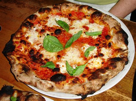 Pizza bianco. Valkoinen pizza eli italialaisittain pizza bianca on yksi vähemmän tunnetuista italialaisista pizzavariaatioista. Valkoisen pizzan nimi tulee siitä, ettei siinä ole ollenkaan tomaattikastiketta, vaan ainoastaan ”valkoista” juustoa oliiviöljyn ja valkosipulin kanssa. Tyypillisin juusto lienee ricotta, mutta usein käytetään useampia ... 