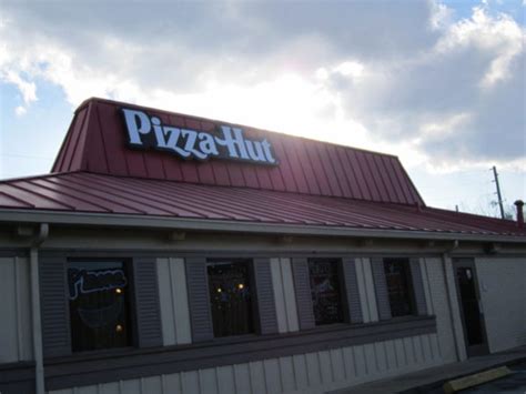 Pizza hut in cherrydale. Popular meat toppings for Pizza Hut’s pizzas include pepperoni, ham, sausage, meatball and grilled chicken, as of 2015. Vegetable toppings include mushrooms, red onions, green pepp... 