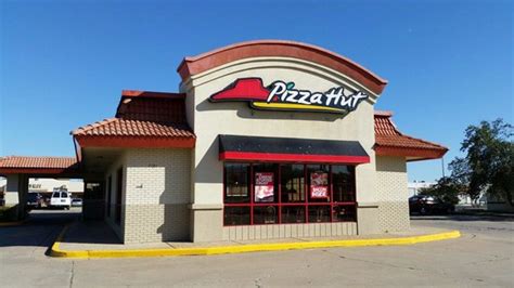 Pizza hut tulsa. At Pizza Hut, we take pride in serving Broken Arrow delicious pizza at prices that don’t break the bank. Check our Deals page regularly for coupons and limited time offers that are available for delivery, carryout, or pickup through The Hut Lane™ drive-thru (at participating Pizza Hut locations). Whether you’re ordering for a … 