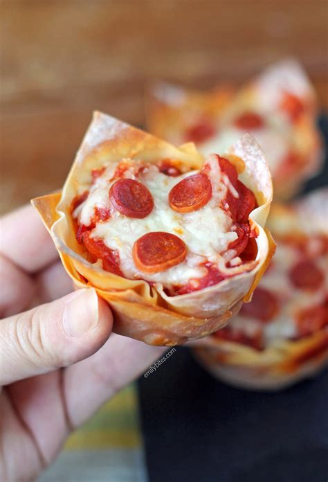 Pizza in a cup. Simple pizza cup recipe that makes great appetizers, snacks or party food. Make wonton cup appetizers for gameday food, Holiday celebrations or birthday parties. Homemade mini pizza cups filled with ground beef, cheese and pepperoni. Yummy pepperoni pizza cups everyone will enjoy – the kids too. Make pizza cups with wonton wrappers today. 