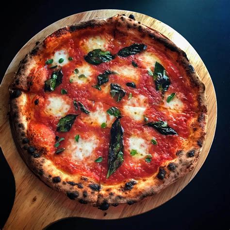 Pizza neapolitan. Every pizza maker must go through rigorous training that may last up to a year to become a Neapolitan Pizza maker (Pizzaiolo). Neapolitan pizza is baked in the traditional 900+ degree wood-fire pizza oven manufactured by masters in Naples, Italy. 