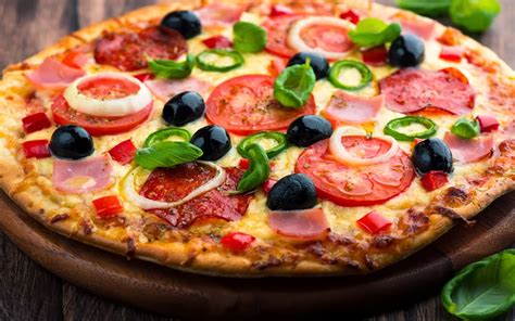 Pizza quick. Preheat oven to 425°F. Combine 1 cup ﬂour, undissolved yeast, sugar and salt in a large bowl. Add very warm water and oil; mix until well blended, about 1 minute. Gradually add enough remaining ﬂour to make a soft dough. (Dough should form a ball and will be slightly sticky.) 