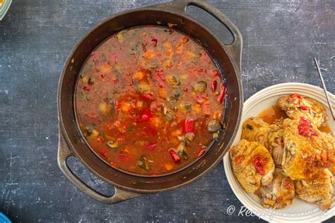 Placera kyckling,  vegetabilier  samt kryddor  inom grytan.