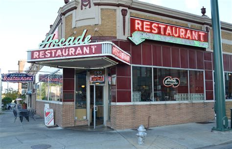 Places to eat in memphis. Sep 27, 2023 · Charlie Vergos Rendezvous – 52 S 2nd St, Memphis, TN 38103. Charlie Vergos Rendezvous has been offering up some of the best barbecues around since 1948. Some of their standout dishes include the dry rub ribs, and their tasty beans as a side dish. The atmosphere is quirky and timeless, sitting in a Memphis alleyway. 8. 