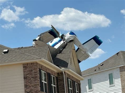 Plane crashes through roof of Texas duplex after engine fails: 'Split-second decision'