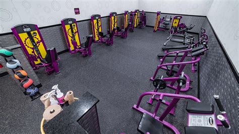 30 reviews of Planet Fitness "Planet Fitness is EXCELLENT for newbies or oldbies (?!) who may be more self-conscious in a gym setting. There are very few windows and even fewer mirrors!!! The $10 a month membership has been GREAT for my budget and my waistline! This gym is clean and has a lot of televisions for the cardio equipment. . 