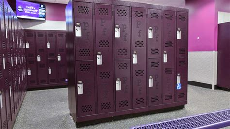 Planet fitness lockers. Yes, Planet Fitness has clean, roomy locker rooms with private showers that have curtains. But neither a towel service nor personal care items like shampoo or soap are offered by Planet Fitness. Your morning commute can be shortened if you have access to a shower, which makes it easier to get a workout in before work. 