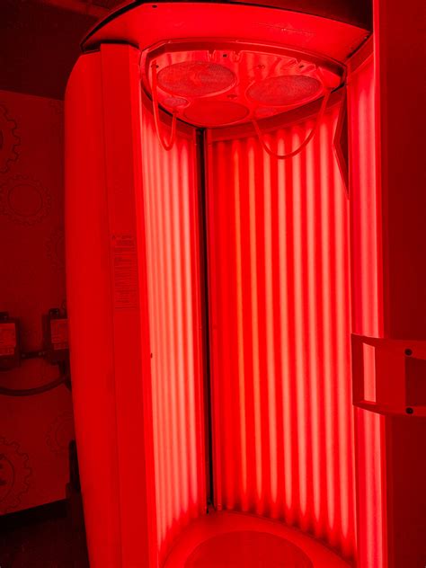 Planet fitness red light therapy. Planet Fitness provides Red Light Therapy (called Total Body Enhancement or Beauty Angel Machine) to its Black Card members. The Total Body Enhancement booth features non-harmful and non-UV red light therapy bulbs. When the skin absorbs these rays, it stimulates collagen production to minimize wrinkles and … 