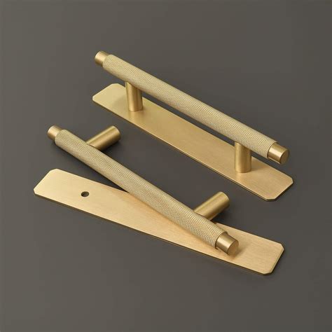 Plank hardware. For consistent styling, carry the grooved detailing throughout your home by pairing BECKER with our LENNON Grooved Button Cabinet Knobs. Available in Brass, Antique Brass, Matte Black, and Stainless Steel. All Pulls are sold individually and supplied with No.8 1" / 25mm machine screws, for an easy install. Dimensions. 
