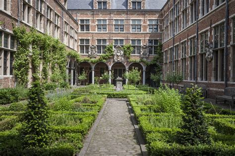 In 1576, Plantin relocated his printing works to the Vrijdagmarkt. His family lived and worked there for three hundred years. They converted the ‘Gulden Passer’ (‘Golden Compasses’) into a beautiful mansion. The Moretus family cherished their printing works, which had become a part of Antwerp’s heritage.. 