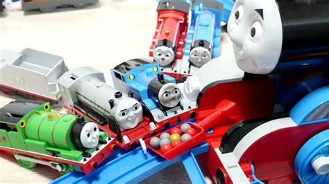 I played with "Plarail Swirl Pickling! Thomas and Marlin Coal Hopper Set" and "Plarail Thomas Playable Engine! Big Thomas"プラレール トーマス あそべるエンジン! ビッグ ... . 