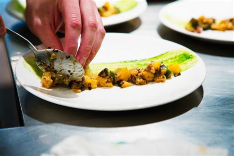 Plating - Follow this easy plating techniques to instantly elevate your food presentations. Ideas on how to plate sauces and purées. #plating #food
