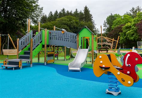 Quite new, this play park is a great place for the kids to enjoy a fun time. It has a big platform decorated as a city with bright colours and different games and slides that children can play with and have a great time. Parque infantil.